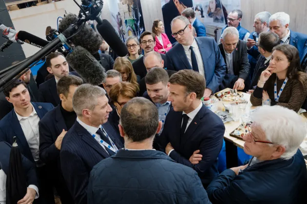 Visite d'Emmanuel Macron sur le stand de la filière laitière